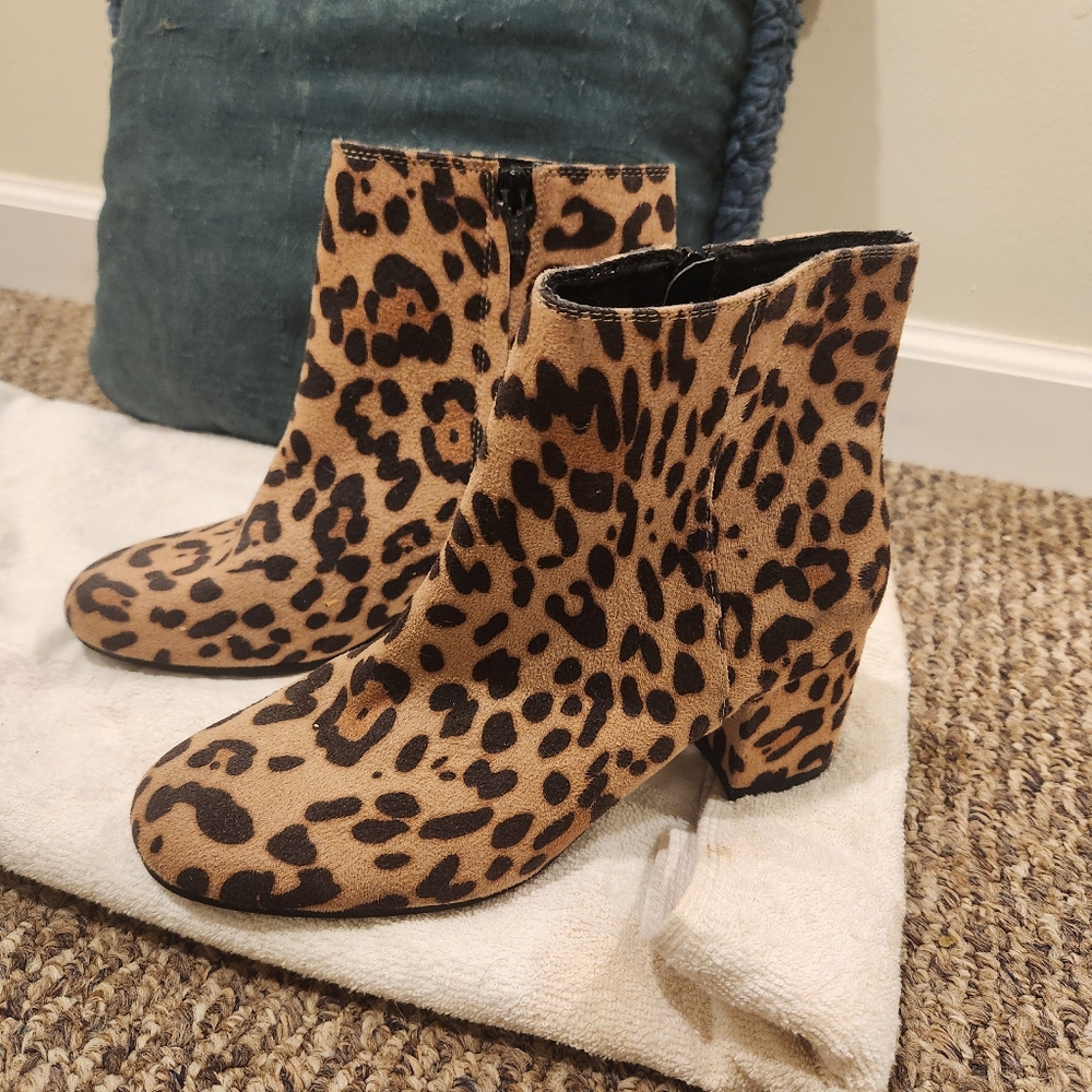 Cheetah print Size 8 Booties